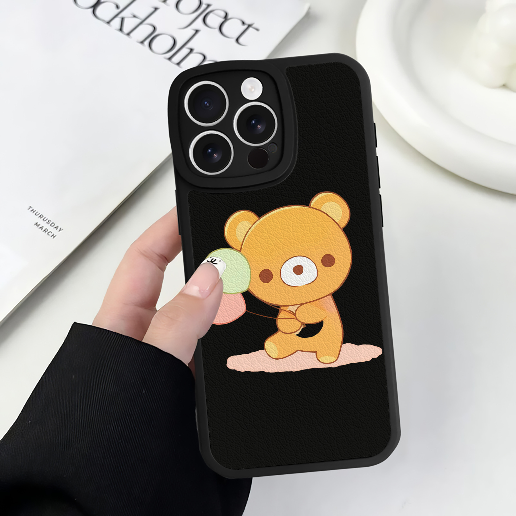 （画像用） リラックマ リラックマ キイロイトリ Rilakkuma Korilakkuma Kiiroitori 【iPhone 16シリーズ対応】シリコンスマホケース（レザー調） 材質：シリコン